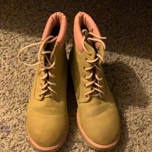 I’m selling some combat boots